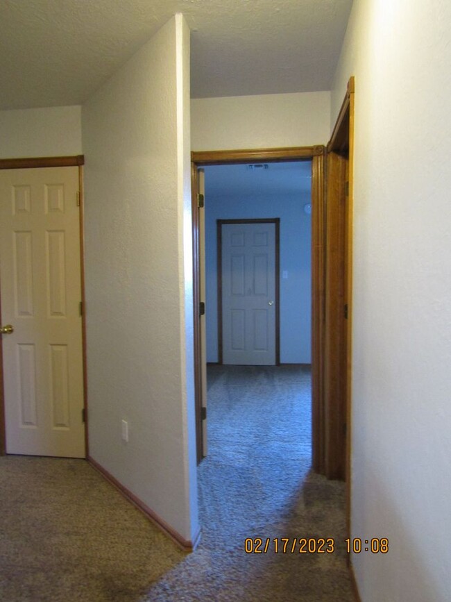 Building Photo - Crown Pointe Area!! PETS ARE NEGOTIABLE WI...