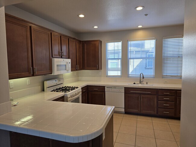 Building Photo - 16934 Laurel Hill Ln