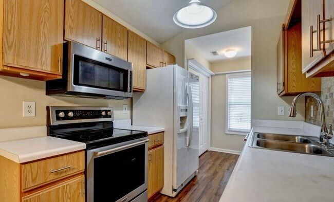 Building Photo - 3 Bedroom Home located Close To Carolina Beach