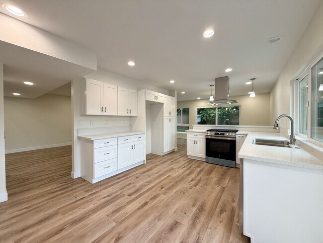 Building Photo - Spacious 5-Bedroom, 2-Bath Retreat in Quie...