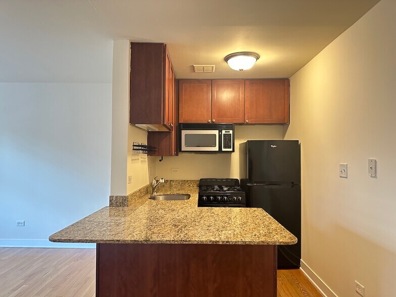 Building Photo - 650 W Wrightwood Ave