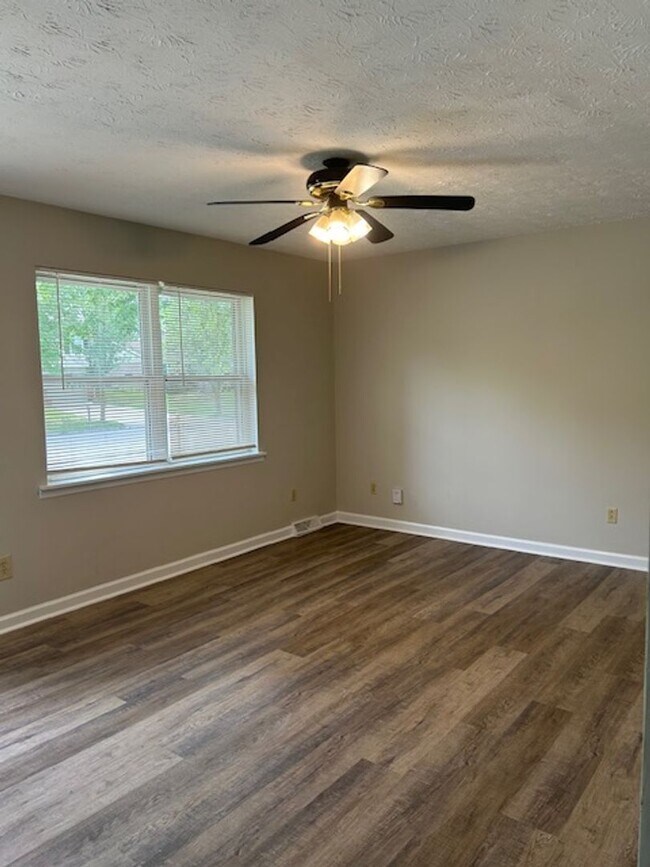 Building Photo - 6 or 18 MONTH LEASE AVAILABLE