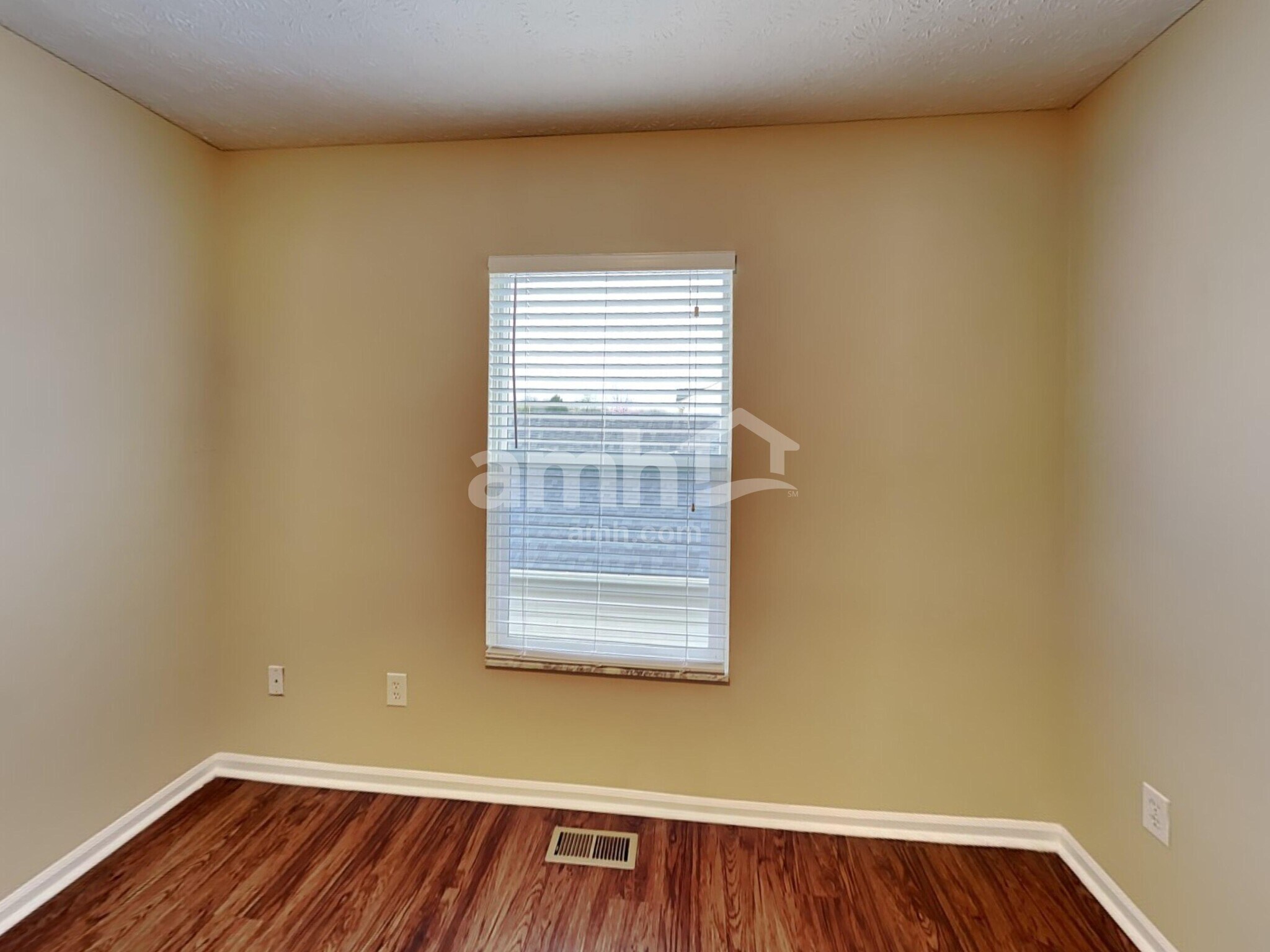 Building Photo - 4024 Walnut Crossing Dr