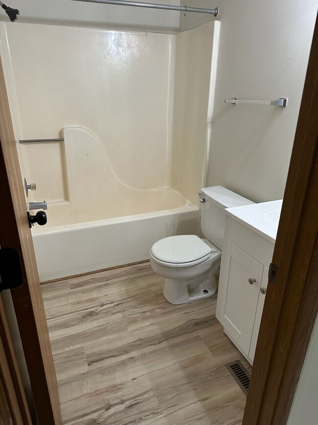 Building Photo - 3 bedroom, 3.5 bathroom, remodeled Southsi...