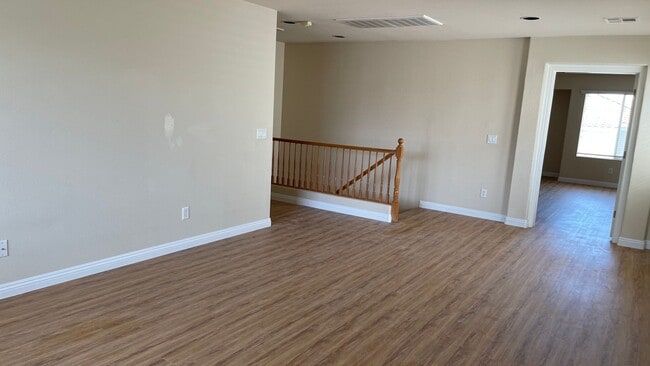Building Photo - 2 STORY, 2,729 SQ FT HOME, 4 BEDROOMS, 3 BATHROOMS, A LOFT AND A 2 CAR GARAGE IN HENDERSON