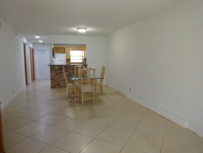 Building Photo - 605 S State Rd 7
