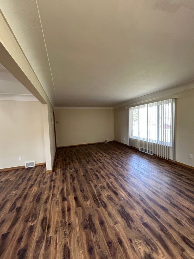 Building Photo - Brick Ranch for Rent in Highland  HTS close to the freeway