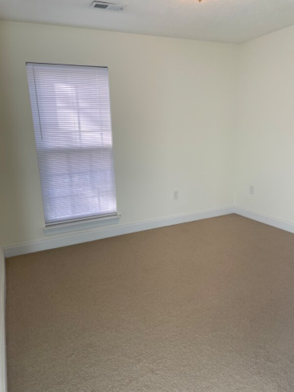 Building Photo - 1016 Hickory Dr