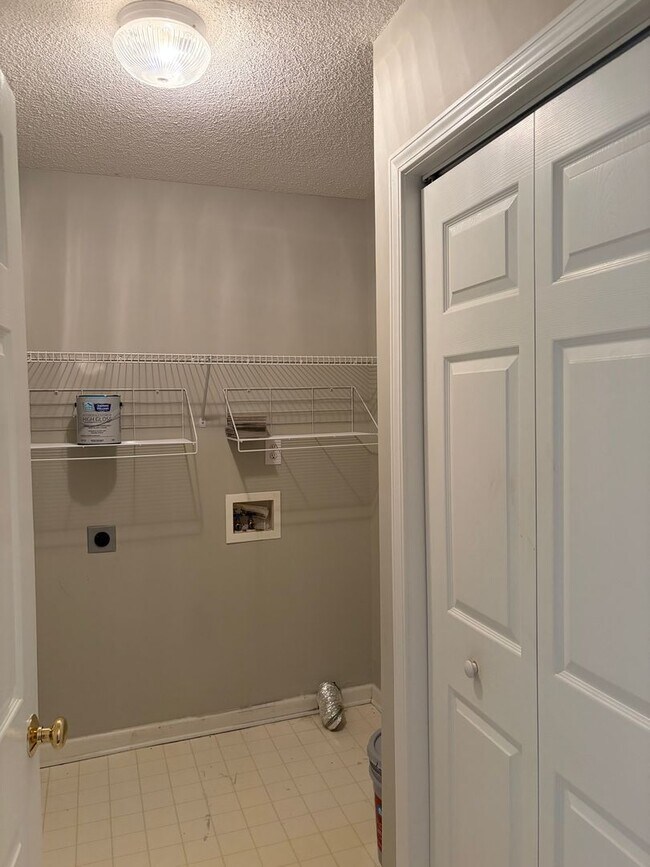 Building Photo - Charming 3 Bed 2 Bath in a gated community!!