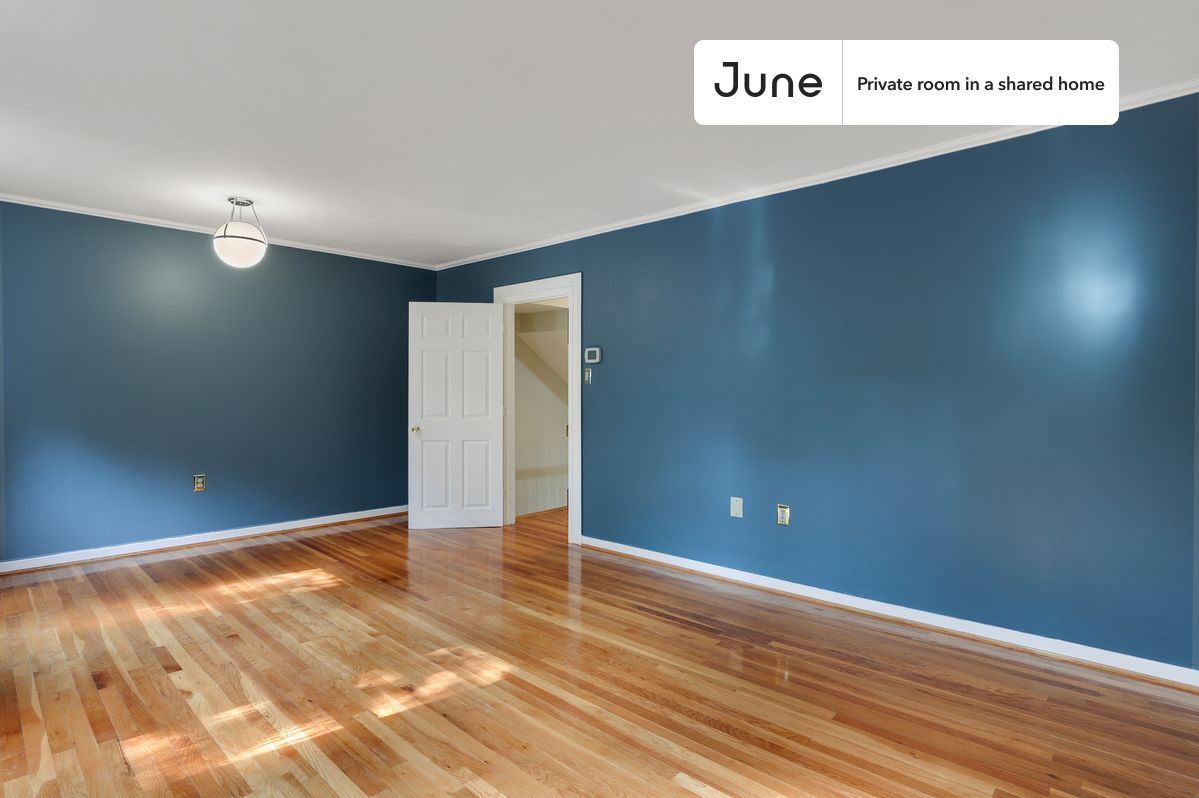 Building Photo - Private bedroom in 7 bed/4 bath Home