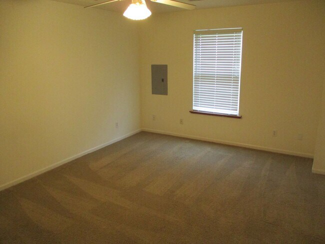 Building Photo - 1725-1727-1727 Louise Cir