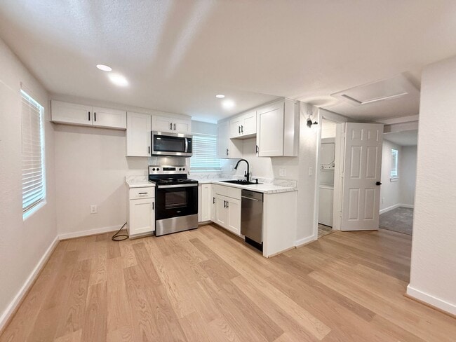 Building Photo - Elegant 2/1 Beach Cottage in Surfside !