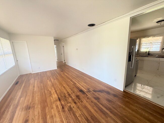 Building Photo - 2723 Hillview Dr