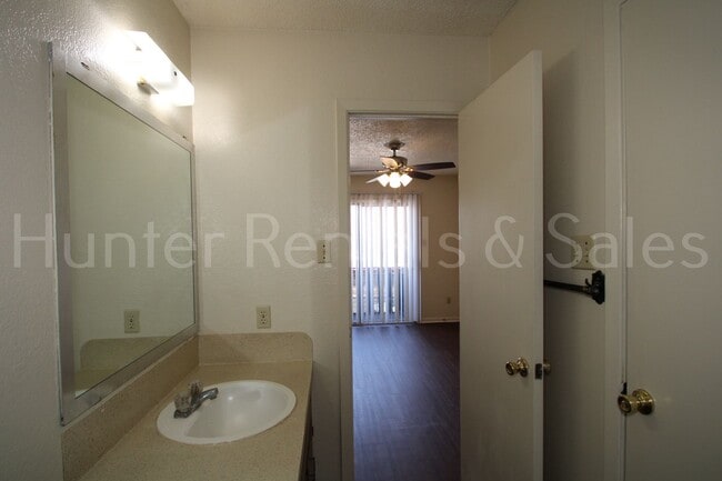 Building Photo - Charming Two-Bedroom Townhome with Fireplace