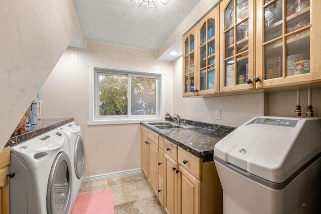 Building Photo - Beautiful 4 Bedroom Home in Sandy!