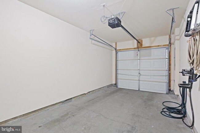 Building Photo - 7425 Willow View Ln