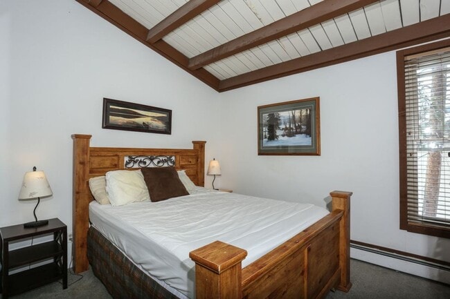 Building Photo - 2 Bedroom in Wildernest!  Summer lease!