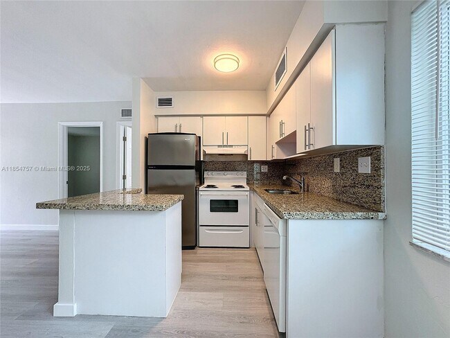 Building Photo - 901 NE 18th Ct