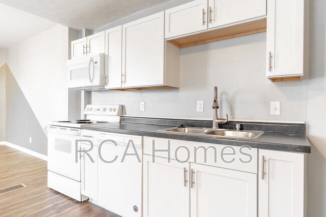 Building Photo - 1011 E Legrande Ave