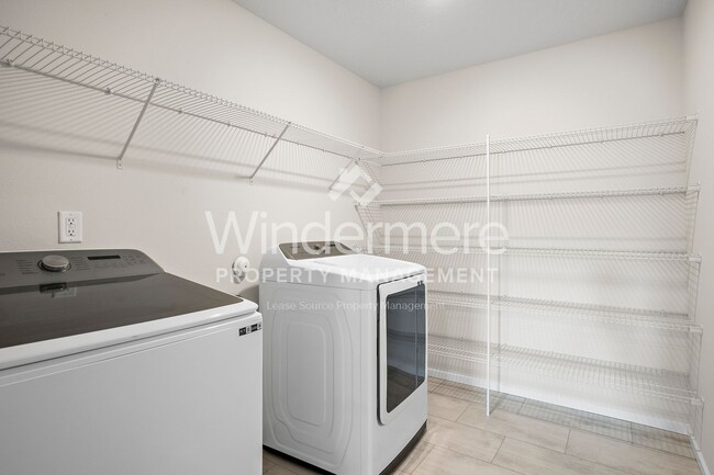 Building Photo - ***Half off 1st full month's rent*** LIber...
