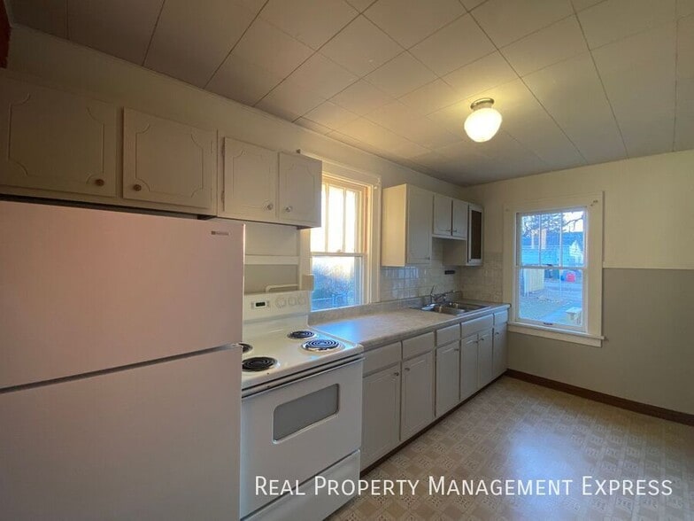 Building Photo - Gorgeous 4 bed 1 bath home