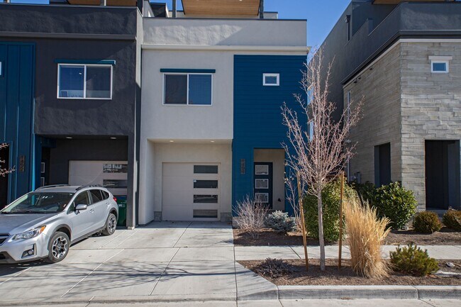 Primary Photo - Downtown Executive Furnished Townhouse