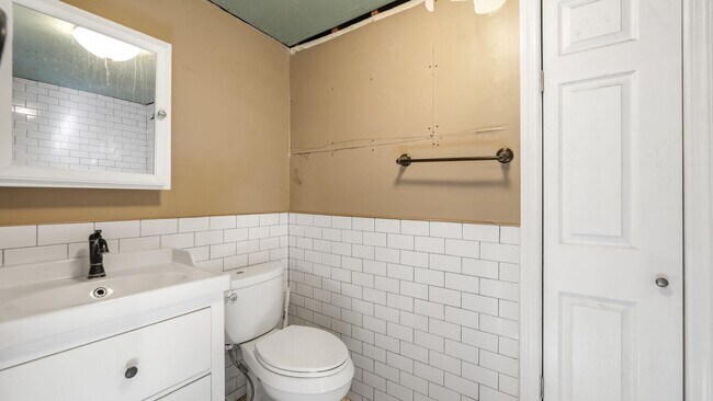 Building Photo - 49 Coles St