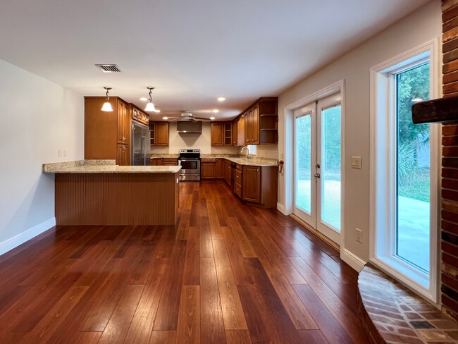 Building Photo - 1858 Oak Park Dr S