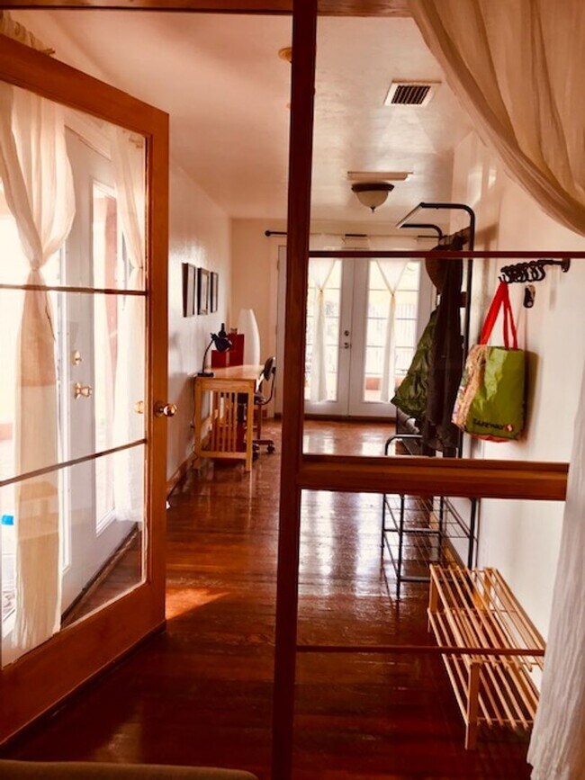 Building Photo - Central Location - 2 beds 1 bath