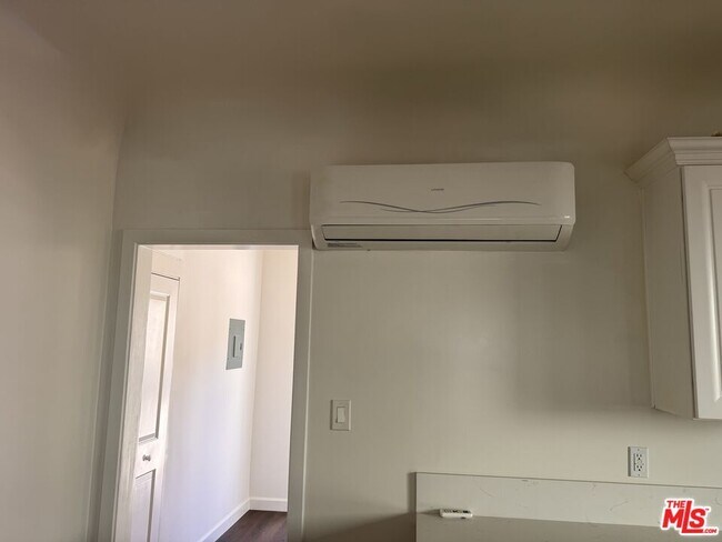 Building Photo - 1325 S Rimpau Blvd