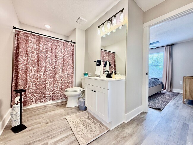 Building Photo - New 5BR Retreat With Hot Tub 2 Living Areas WC, OH