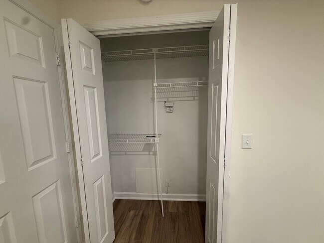 Building Photo - Beautiful Condo in Hillsboro Villlage