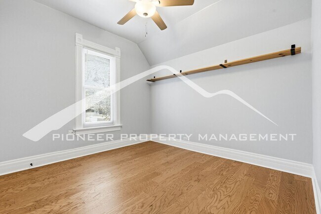 Building Photo - Spacious Condo with Storage Area and Parking!