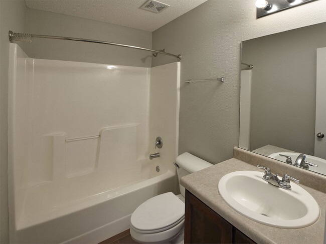 Building Photo - 3 bedroom 2.5 bath over 2,200 sq feet near Hacks Cross and Shelby Dr