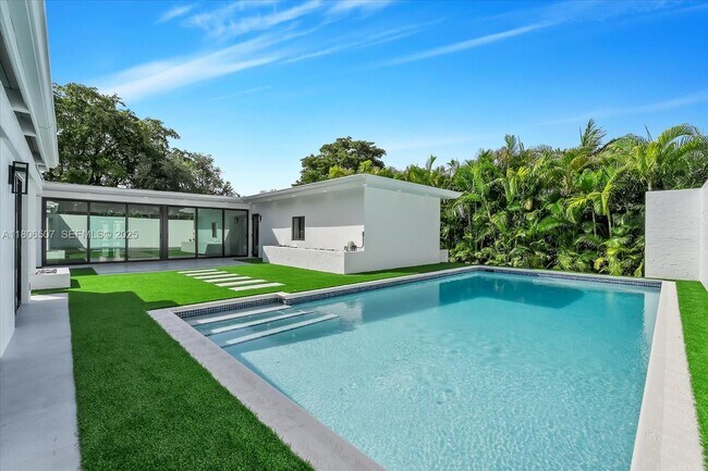 Building Photo - 112 E 1st Ct