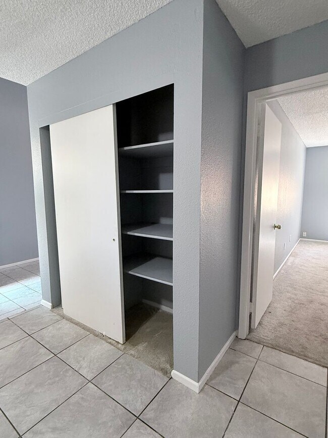 Building Photo - 3 bedrooms, 2 bathrooms Townhouse