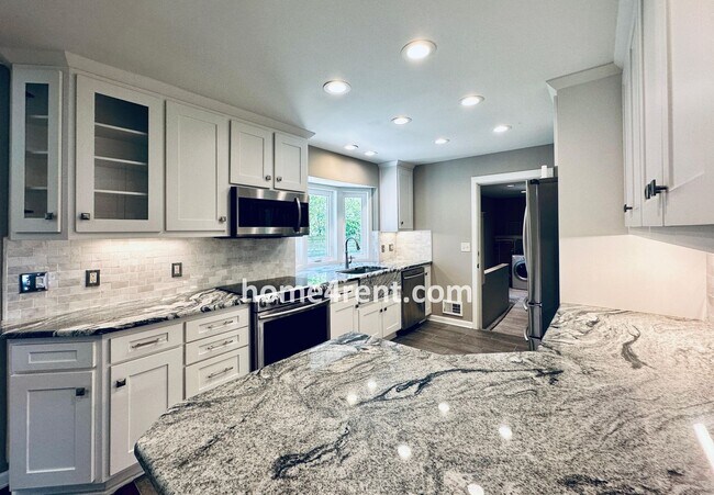 Building Photo - Updated Ranch Style Home in Prairie Villag...