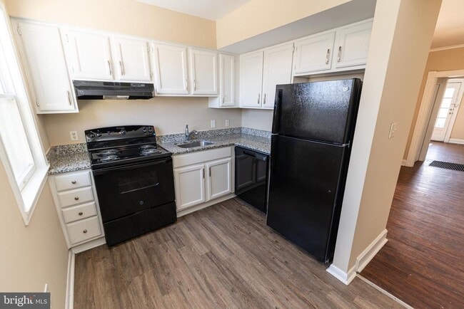 Building Photo - 915 N Division St