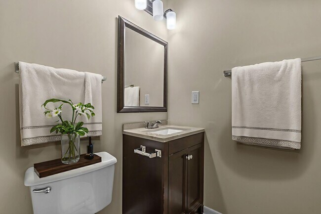 Building Photo - 2 bed 2 bath with a washer & dryer and all...