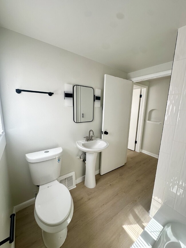 Building Photo - 716 E 17th St