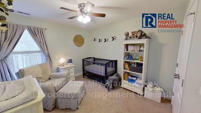 Building Photo - Spacious Executive Home on Friendly Cul-de...