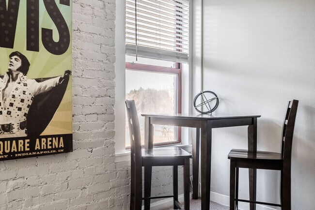 Building Photo - 615 N East St