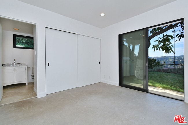 Building Photo - 2145 Linda Flora Dr