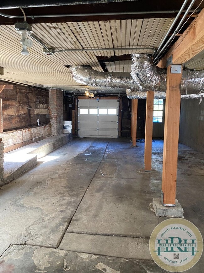 Building Photo - Location!! Charming 3 BR | 1.5 BA in the H...