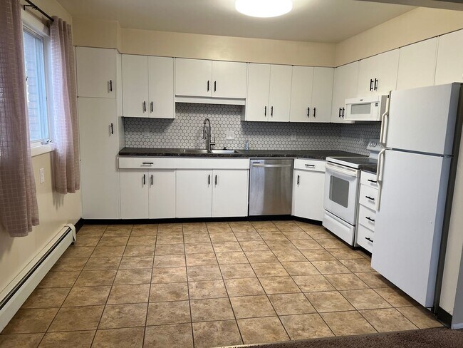 Building Photo - Extra Large 2 bedroom 1.5 Bath Centrally L...