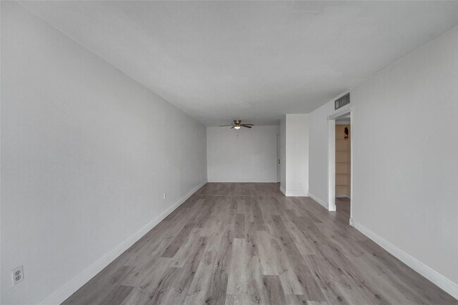 Building Photo - 301 Croton Ave