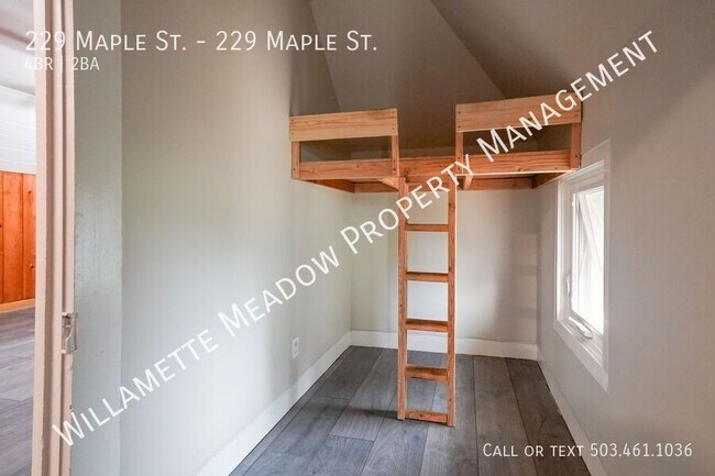 Building Photo - 229 NE Maple St