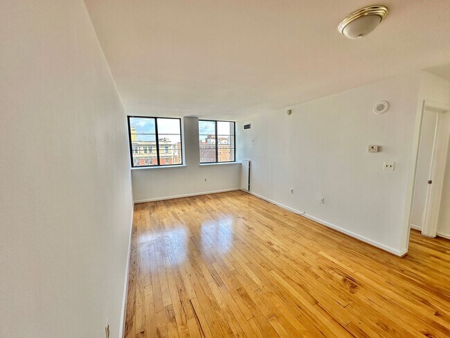 Building Photo - Fantastic 1 Bed with Den/Office/Additional Sleeping area! Conveniently located near Dupont, Logan...