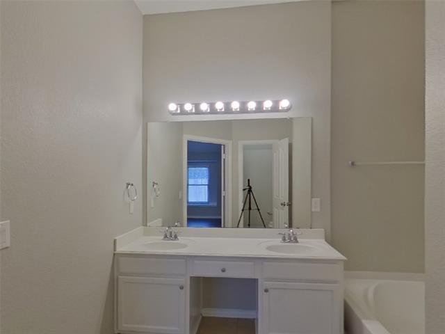 Building Photo - 541 Kerry St