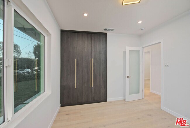 Building Photo - 645 Walther Way